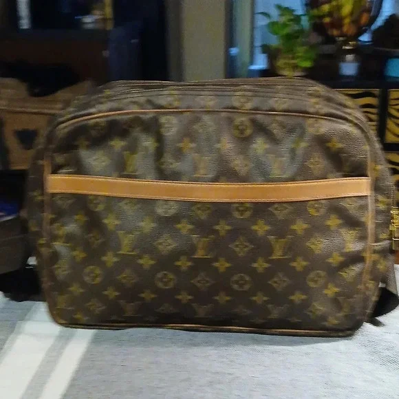 AUTHENTIC LOUIS VUITTON MONOGRAM DOUBLE COMARTMENT TRAVEL BAG. - Picture 1 of 16